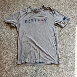 Men's Under Armour Short Sleeve Tee, M, EUC, Gray with Flag/Freedom
